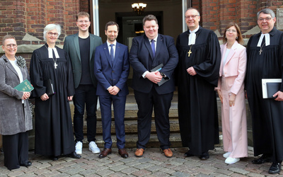 Einführungsgottesdienst in der Oldenburger St.-Lamberti-Kirche (von links nach rechts): Claudia Reetz, synodales Mitglied des Gemeinsamen Kirchenausschusses; Oberkirchenrätin Gudrun Mawick; Synodenpräsident Chris Schellstede; Oberkirchenrat Sebastian Groß; Oberkirchenrat Hauke Smoor; Bischof Thomas Adomeit; Lena Oltmann, Referentin im Dezernat 2; und Oberkirchenrat Lars Dede.