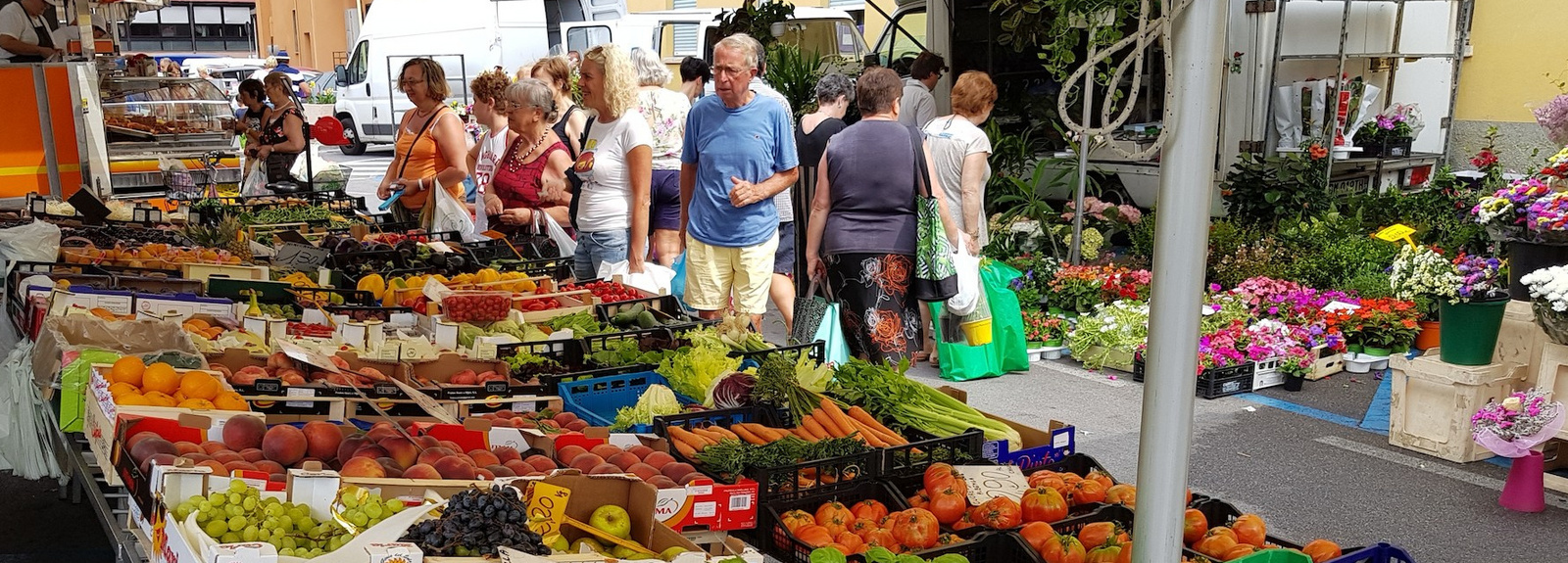 Wochenmarkt Marktstand mit Obst und Gemüse