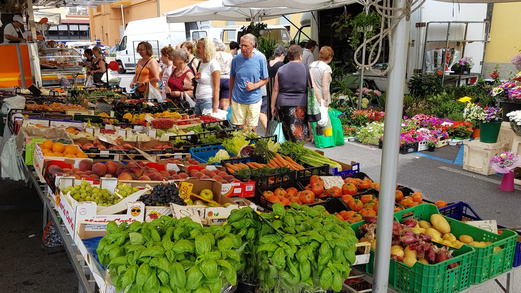 Wochenmarkt Marktstand mit Obst und Gemüse