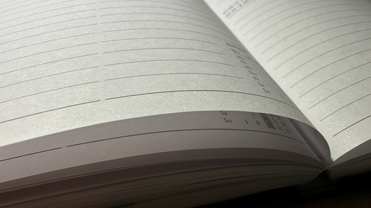 Aufgeschlagener Kalender