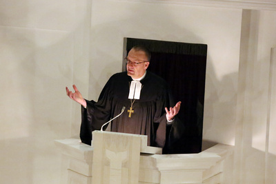 Gott komme den Menschen entgegen und seine Nähe stifte Frieden, betonte Bischof Thomas Adomeit in seiner Predigt.