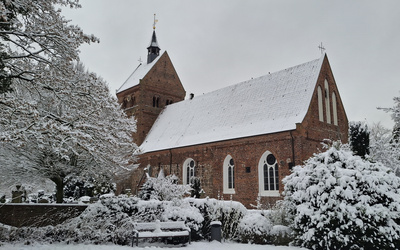 Die St.-Johannes-Kirche in Bad Zwischenahn ist mehr als 900 Jahre alt und prägt das Ortsbild des Kurortes am Zwischenahner Meer.