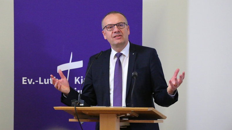 Bischof Thomas Adomeit spricht vor der Synode.