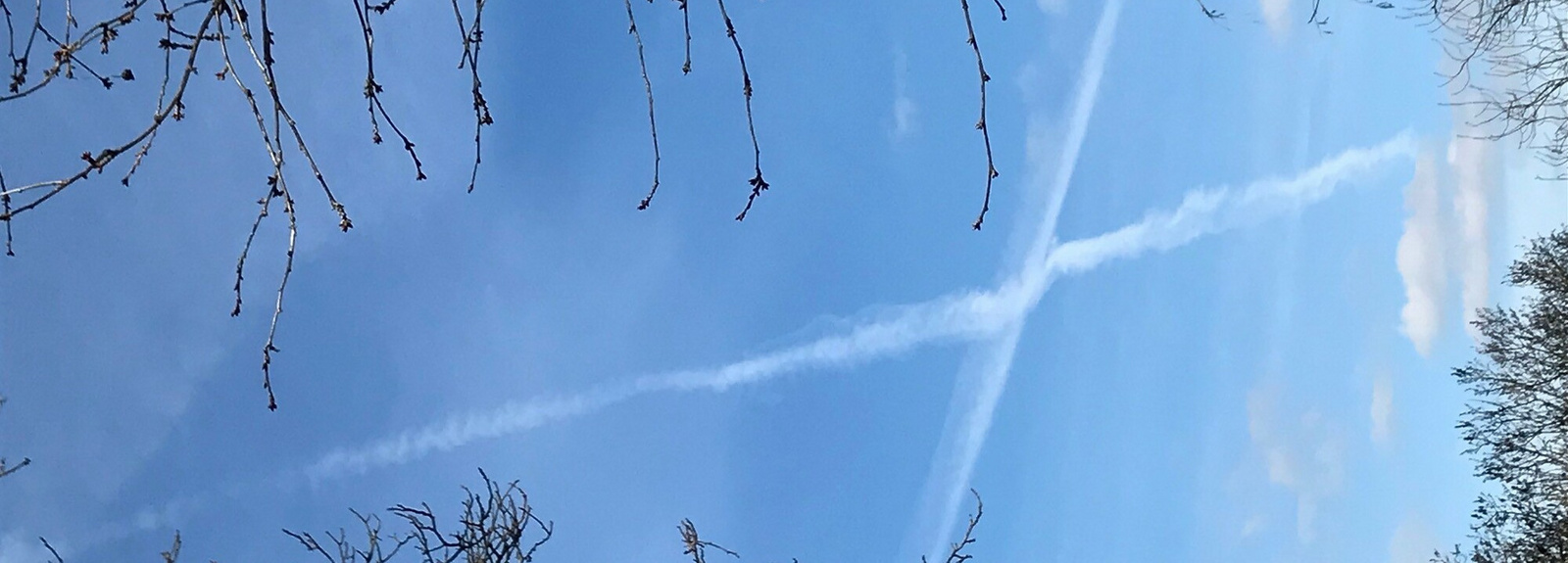 Himmelskreuz weißes Kreuz am blauen Himmel