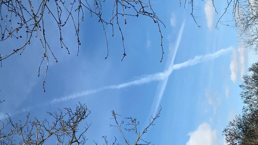 Himmelskreuz weißes Kreuz am blauen Himmel