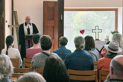 Pfarrer Matthias Hempel im Verabschiedungs-Gottesdienst in der St. Petri-Kapelle zu den Fischteichen beim Blockhaus Ahlhorn