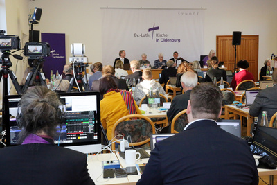 Am Samstag, 7. März, tritt die 50. Synode der Evangelisch-Lutherischen Kirche in Oldenburg zu ihrer konstituierenden Tagung in der Integrativen Gesamtschule Wilhelmshaven zusammen. Hier ein Foto der 12. Tagung der 49. Synode im November 2025 im Evangelischen Bildungshaus Rastede.