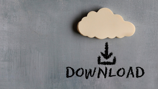 Tafel mit Schwamm in Wolkenform mit Kreide Pfeil darunter zum Wort Download.