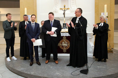 Einführungsgottesdienst in der Oldenburger St.-Lamberti-Kirche (von links nach rechts): Synodenpräsident Chris Schellstede; Oberkirchenrat Lars Dede; Oberkirchenrat Sebastian Groß; Claudia Reetz, synodales Mitglied des Gemeinsamen Kirchenausschusses; Oberkirchenrat Hauke Smoor; Bischof Thomas Adomeit und Oberkirchenrätin Gudrun Mawick.