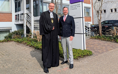 Bischof Thomas Adomeit (links) hat Pfarrer Dr. Friedrich Ley (rechts) offiziell als theologischen Vorstand der Diakonie im Oldenburger Land entpflichtet.