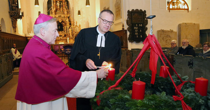 Am 1. Advent 2025 haben Bischof Thomas Adomeit (rechts) und Weihbischof Wilfried Theising (links) gemeinsam das neue Kirchenjahr in der evangelischen St.-Matthäus-Kirche in Rodenkirchen eröffnet.