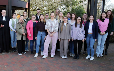 18 Religionslehrkräfte aus ganz Niedersachsen haben ihre Vokationsurkunden zur Erteilung des evangelischen Religionsunterrichts von Pfarrer Fritz Pinne (links) erhalten.