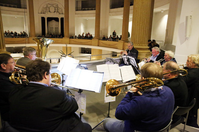 Musikalisch gestaltet wurde der Gottesdienst vom Auswahlchor des Posaunenwerkes der Ev.-Luth. Kirche in Oldenburg unter Leitung von Landesposaunenwart Christian Strohmann und