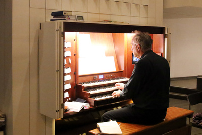 Dr. Michael Jonas (Orgel).