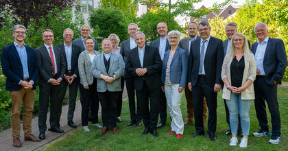 Sie trafen sich zu ökumenischen Gesprächen in Vechta (von links): Prof. Dr. Christian Stoll, Dr. Markus Wonka, Leiter der BMO-Abteilung Seelsorge & Seelsorge Personal; Domkapitular Dr. Klaus Winterkamp, Ständiger Vertreter des Diözesanadministrators; Pfarrer Dr. Stefan Welz, im Oberkirchenrat verantwortlich für Theologische Grundsatzarbeit; Bischofsreferentin Pfarrerin Sabine Spieker-Lauhöfer; Pfarrer Dr. Oliver Dürr, Vorsitzender des Synodalausschusses für theologische und liturgische Fragen, Schöpfungsverantwortung, Mission und Ökumene; Dr. Aurica Jax, Referentin für Ökumene im Bischöflichen Generalvikariat Münster; Diözesanadministrator Dr. Antonius Hamers; Weihbischof Wilfried Theising; Bischof Thomas Adomeit; Oberkirchenrätin Gudrun Mawick; Johannes W. Vutz, im BMO Referatsleiter für Kirchenentwicklung; Oberkirchenrat Lars Dede, PD Pfarrer Dr. Marc Röbel; Stefanie Röhll, BMO-Referentin mit dem Schwerpunkt Ökumene; und Oberkirchenrat Udo Heinen.