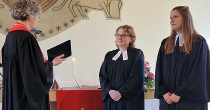 Kreispfarrerin Martina Wittkowki beruft Pia Christin Schäfer und Lina Kohring in ihre neuen Ämter für innovative missionarische Impulse und Social Media.
