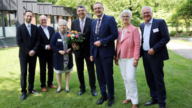 Gratulation zur Wahl zum theologischen Mitglied des Kollegiums des Oberkirchenrats (von links nach rechts): Oberkirchenrat Sebastian Groß, Oberkirchenrat Detlef Mucks-Büker, Synodenpräsidentin Sabine Blütchen, Kreispfarrer Lars Dede, Bischof Thomas Adomeit, Oberkirchenrätin Gudrun Mawick und Oberkirchenrat Udo Heinen. 