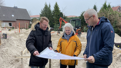 Planer Tobias Matschke (Architekturbüro Kapels, von links), die geschäftsführende Pastorin Katrin Jansen und Dirk von Thülen (Vorsitzender Bauausschuss).