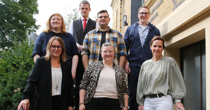 Ausbildungsstart in der Gemeinsamen Kirchenverwaltung (Obere Reihe von links): die Auszubildende Jennifer Raschke (3. Ausbildungsjahr), Auszubildender Justus zur Loye, Auszubildender Justin Haughey und Auszubildender Florian Ravenstein sowie (Untere Reihe von links): Ausbilderin Raphaela Kompio-Ramadan von der Gemeinsame Kirchenverwaltung (Team Personal), Sina von der Burg von der Gemeinsame Kirchenverwaltung (Teamleitung Personal) und Birte Rüder, kommissarische Leiterin der Regionalen Dienstelle Delmenhorst/Oldenburg Land