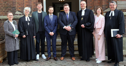 Einführungsgottesdienst in der Oldenburger St.-Lamberti-Kirche (von links nach rechts): Claudia Reetz, synodales Mitglied des Gemeinsamen Kirchenausschusses; Oberkirchenrätin Gudrun Mawick; Synodenpräsident Chris Schellstede; Oberkirchenrat Sebastian Groß; Oberkirchenrat Hauke Smoor; Bischof Thomas Adomeit; Lena Oltmann, Referentin im Dezernat 2; und Oberkirchenrat Lars Dede.
