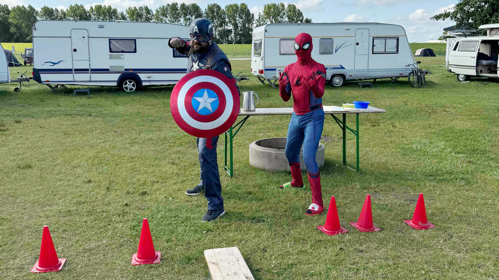 Zu sehen sind Captain America und Spiderman bei ihrem Besuch in Hooksiel.