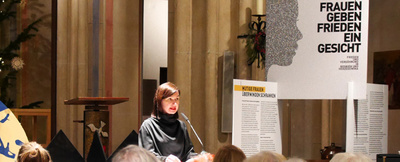 Dragana Petric aus Bosnien-Herzegowina eröffnet die Ausstellung in der Forumskirche St. Peter.