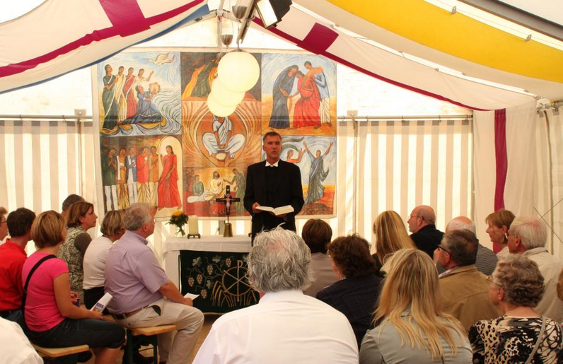 Voll besetzt war das Kirchenzelt während der Andacht von Bischof Jan Janssen am Sonnabend.<br>