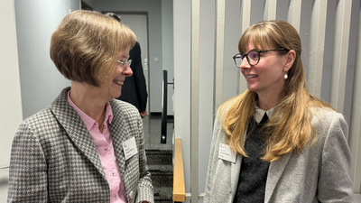 Die stellvetretende Kreispfarrerin Dr. Hanna Keese (rechts) im Gespräch mit Pfarrerin Friedgard Möllmann.