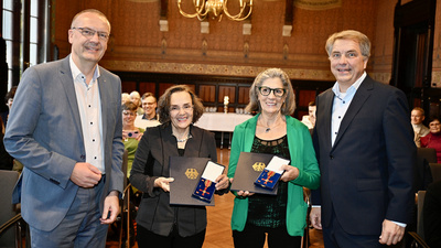 Bischof Thomas Adomeit (v.l.) gratulierte Heidi Schlichting und Waltraut Toel zur Auszeichnung, die Oberbürgermeister Jürgen Krogmann überreicht hatte.