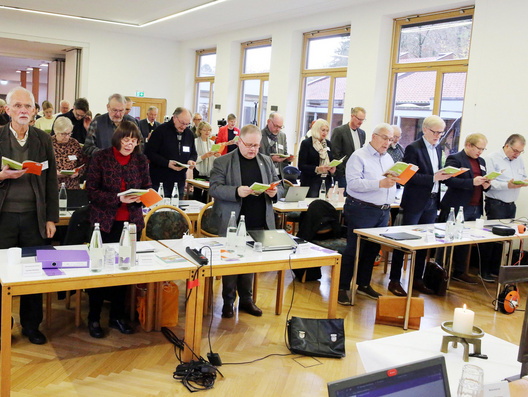 Andacht zur Eröffnung der Synode mit Gesang.