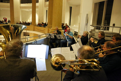 Musikalisch gestaltet wurde der Gottesdienst vom Auswahlchor des Posaunenwerkes der Ev.-Luth. Kirche in Oldenburg unter Leitung von Landesposaunenwart Christian Strohmann und 