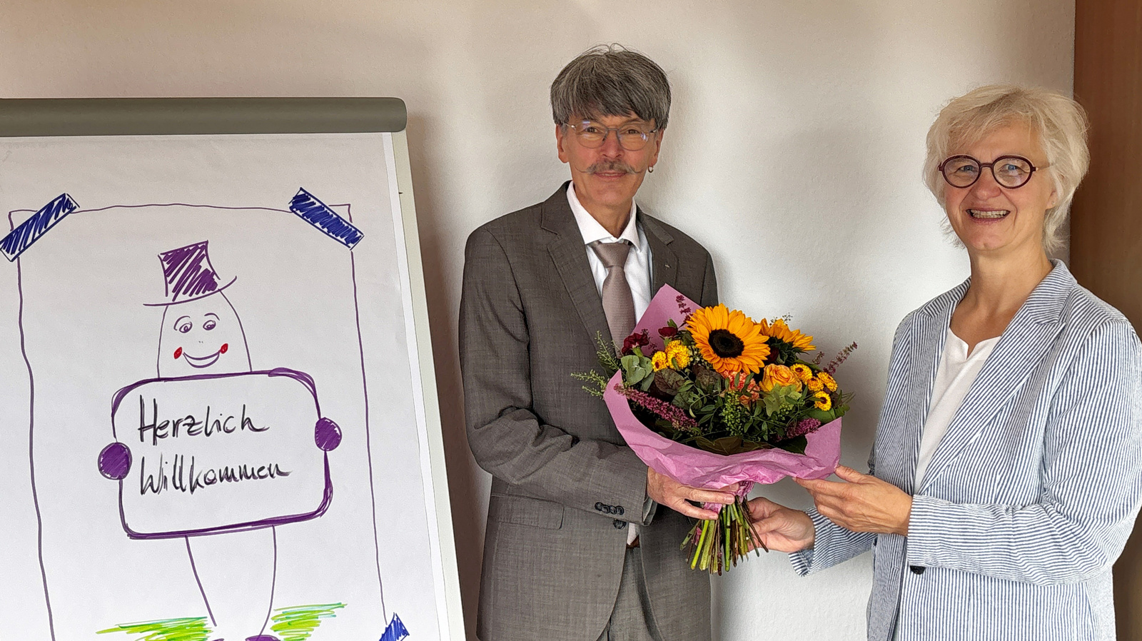Zu sehen ist der Diplom-Verwaltungswirt Carsten Wydora (Mitte), der am 1. Oktober die Leitung der Gemeinsamen Kirchenverwaltung (GKV) übernommen hat. Er wurde herzlich von Oberkirchenrätin Gudrun Mawick (links im Bild) begrüßt.