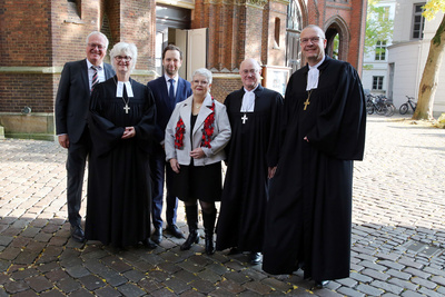 Verabschiedung von Oberkirchenrat Detlef Mucks-Büker in den Ruhestand (von rechts nach links): Bischof Thomas Adomeit, Oberkirchenrat Detlef Mucks-Büker, Synodenpräsidentin Sabine Blütchen, Oberkirchenrat Sebastian Groß, Oberkirchenrätin Gudrun Mawick und Oberkirchenrat Udo Heinen.