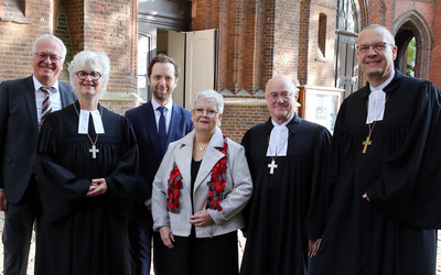 Verabschiedung von Oberkirchenrat Detlef Mucks-Büker in den Ruhestand (von rechts nach links): Bischof Thomas Adomeit, Oberkirchenrat Detlef Mucks-Büker, Synodenpräsidentin Sabine Blütchen, Oberkirchenrat Sebastian Groß, Oberkirchenrätin Gudrun Mawick und Oberkirchenrat Udo Heinen.