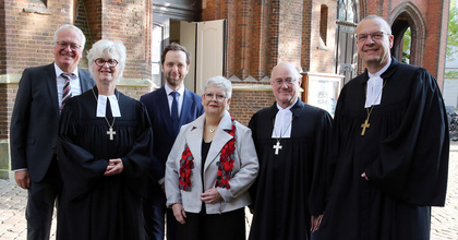 Verabschiedung von Oberkirchenrat Detlef Mucks-Büker in den Ruhestand (von rechts nach links): Bischof Thomas Adomeit, Oberkirchenrat Detlef Mucks-Büker, Synodenpräsidentin Sabine Blütchen, Oberkirchenrat Sebastian Groß, Oberkirchenrätin Gudrun Mawick und Oberkirchenrat Udo Heinen.