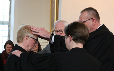 Entpflichtung und Segen (von links nach rechts): Kreispfarrer Bertram Althausen; Dr. Detlef Lauhöfer, ehemaliger Vorsitzender der Kreissynode; Pfarrerin Birte Wielage, Nachfolgerin im Kreispfarramt; und Bischof Thomas Adomeit.