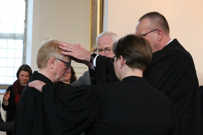 Entpflichtung und Segen (von links nach rechts): Kreispfarrer Bertram Althausen; Dr. Detlef Lauhöfer, ehemaliger Vorsitzender der Kreissynode; Pfarrerin Birte Wielage, Nachfolgerin im Kreispfarramt; und Bischof Thomas Adomeit.