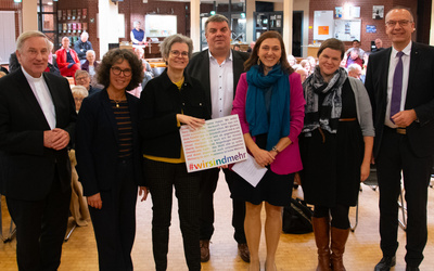 Bekannten sich anlässlich des Reformationstages klar zur Demokratie: Weihbischof Wilfried Theising (v.l.), Carola Schede, Claudia Lehnort, Carsten Feist, Gabriela Kurth, Wiebke Breitenbach und Bischof Thomas Adomeit