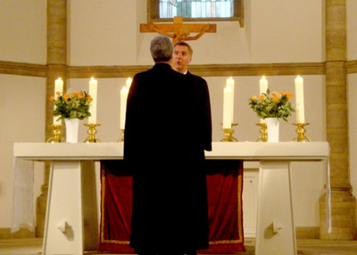 Bischof Jan Janssen entpflichtet Oberkirchenrat Olaf Grobleben.