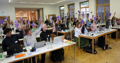 Einstimmig hat die Synode der oldenburgischen Kirche auf ihrer Tagung im Evangelischen Bildungshaus in Rastede am Freitagvormittag das Jahresthema 2027 „Demokratie und Glauben – Kirche in Verantwortung“ beschlossen.