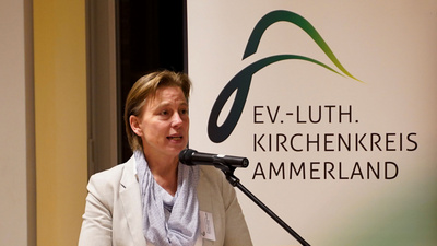 Die stellvertretenden Kreispfarrerin Daniela Ludewig-Göckler leitete die 13. Tagung des Kirchenparlaments des Ev.-luth. Kirchenkreises Ammerland.