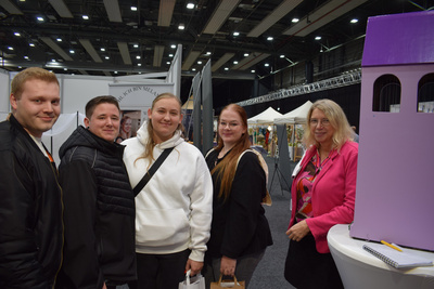 Jana und Vincent (Mitte) sind mit ihren Trauzeugen auf der Messe zu Gast.