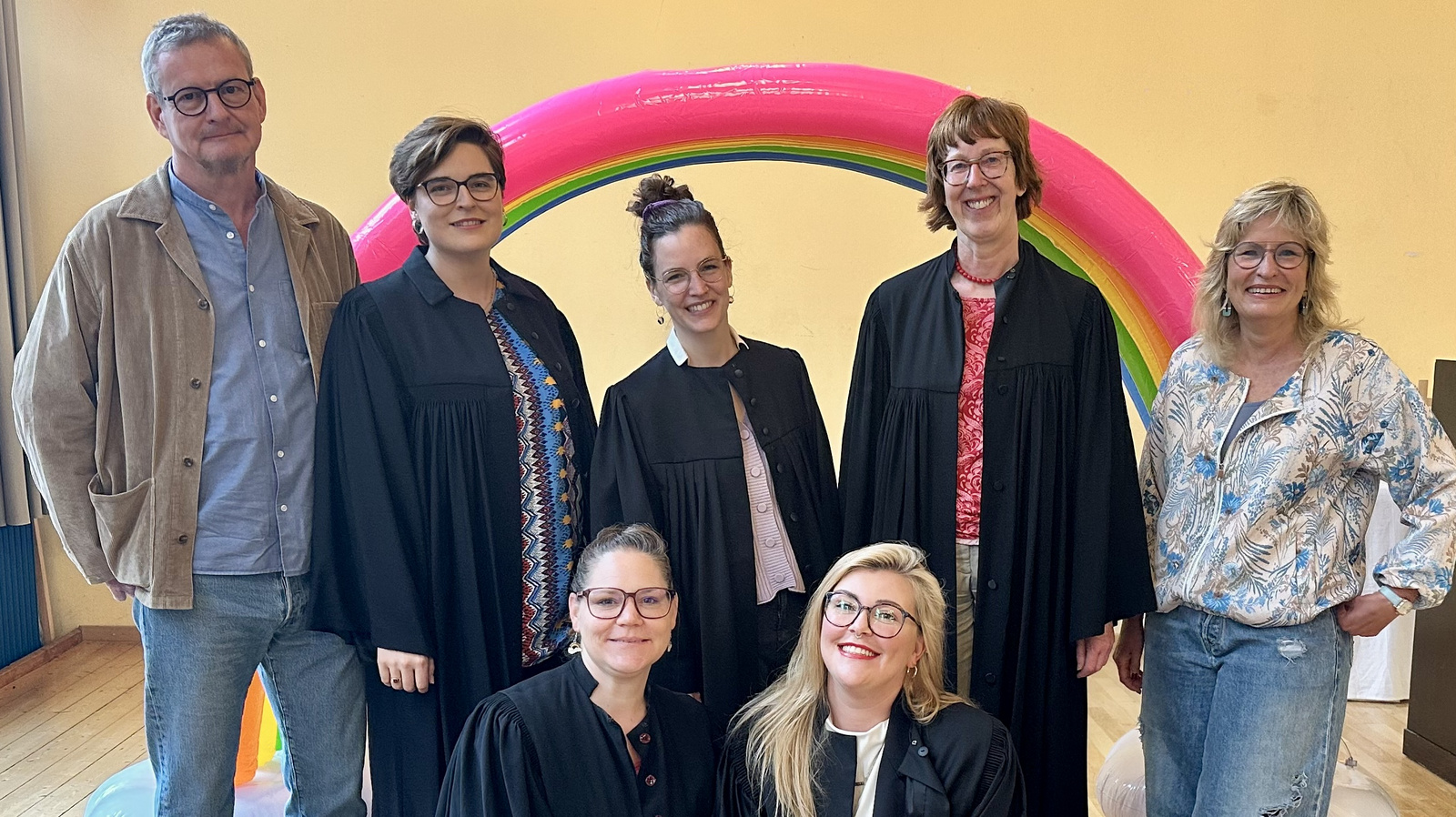Zu sehen ist ein Teil des Teams von Taufe to Go (von links nach rechts): Kreispfarrer Torsten Maes, Pfarrerin Patrizia Mandel-Birajdar, Pfarrerin Meike Melchinger, Pfarrerin Anna Menke, Pfarrerin Saskia Schoof, Pfarrerin Gesa Schaer-Pinne und Pfarrerin Tanja Bödeker.