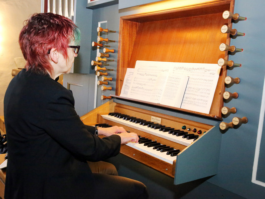 Landeskirchenmusikdirektorin Beate Besser begleitete den Gottesdienst an der Orgel.