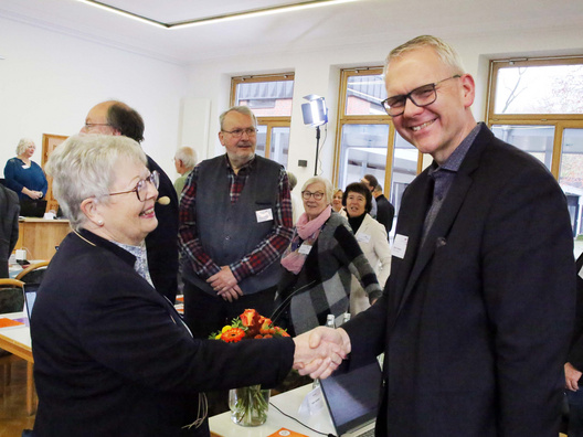 Synodenpräsidentin Sabine Blütchen gratulierte dem Synodalen Björn Thümler zum 54. Geburtstag. 