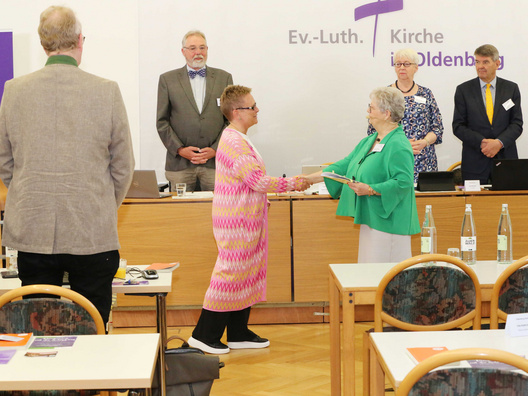 Synodenpräsidentin Sabine Blütchen (re.) verpflichtete die Synodale Claudia Reetz als berufenes Mitglied.