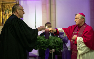 Mit dem 1. Advent beginnt das neue Kirchenjahr. Symbolisch entzündeten Bischof Thomas Adomeit (links) und Weihbischof Wilfried Theising die erste Kerze am Adventskranz. 