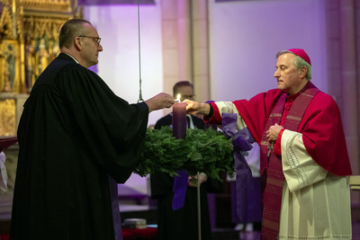 Mit dem 1. Advent beginnt das neue Kirchenjahr. Symbolisch entzündeten Bischof Thomas Adomeit (links) und Weihbischof Wilfried Theising die erste Kerze am Adventskranz. 