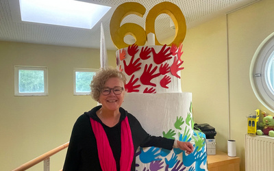 Die riesige Torte zum 60. Geburtstag steht schon, Sabine Wistuba freut sich auf das große Fest mit Kindern, Eltern und allen, die dem Christus-Kindergarten nahe sehen. 