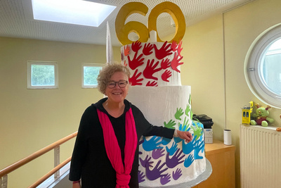 Die riesige Torte zum 60. Geburtstag steht schon, Sabine Wistuba freut sich auf das große Fest mit Kindern, Eltern und allen, die dem Christus-Kindergarten nahe sehen. 